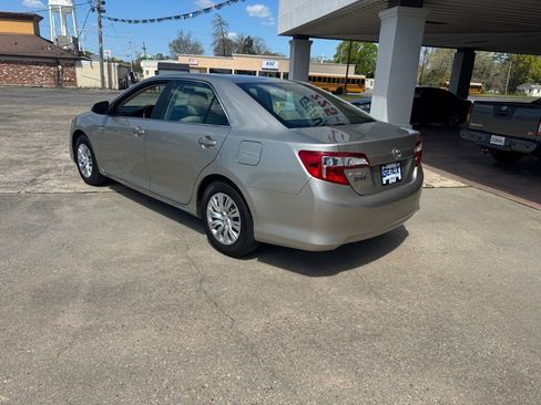 Used 2014 Toyota Camry LE image 3