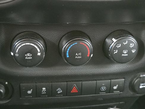 Used 2015 Jeep Wrangler Unlimited Rubicon w/ Connectivity Group image 22