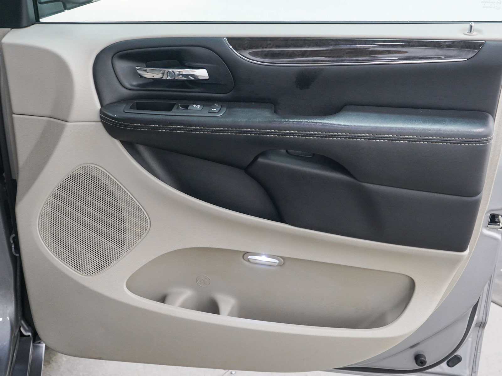 Used 2016 Chrysler Town & Country Touring-L w/ Driver Convenience Group FWD image 9