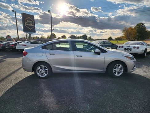 Used 2017 Chevrolet Cruze LT image 2