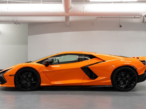 Used 2026 Lamborghini Revuelto image 2