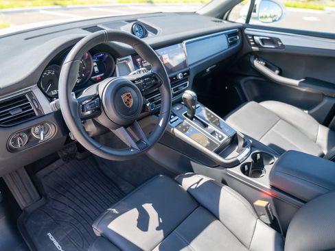 Certified 2026 Porsche Macan AWD/4WD image 4