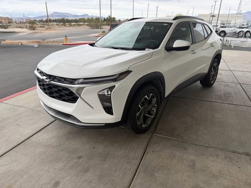 Used 2024 Chevrolet Trax LT w/ Driver Confidence Package image 7