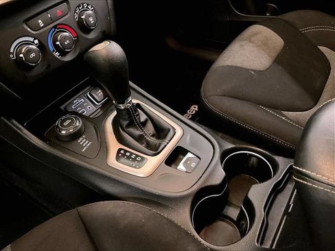 Used 2016 Jeep Cherokee Sport AWD/4WD image 16