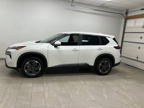 Used 2024 Nissan Rogue SV image 10