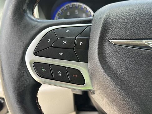 Used 2018 Chrysler Pacifica Touring-L w/ Tire & Wheel Group FWD image 39