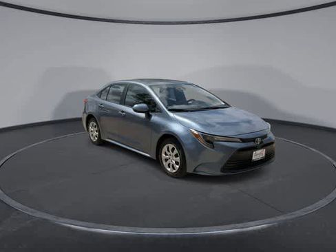 Used 2025 Toyota Corolla LE image 2