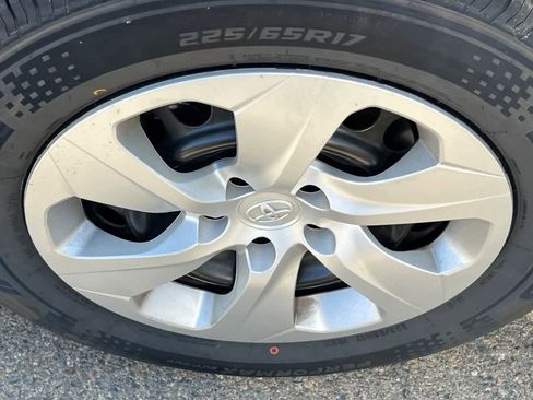 Used 2021 Toyota RAV4 LE image 10