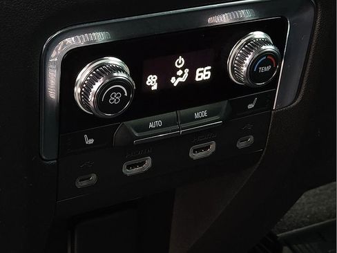 Used 2021 GMC Yukon Denali w/ Denali Ultimate Package AWD/4WD image 11