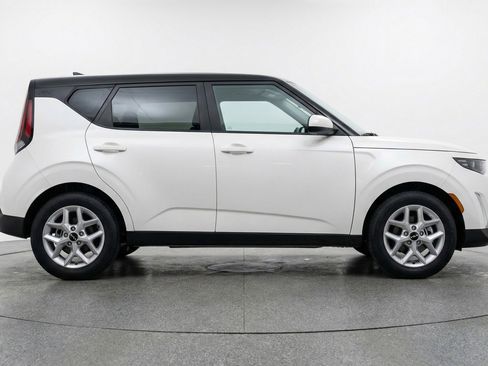 Used 2025 Kia Soul LX w/ LX Technology Package FWD image 11