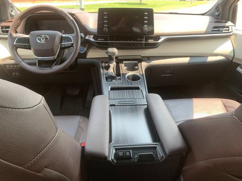 Used 2024 Toyota Sienna Platinum AWD/4WD image 17
