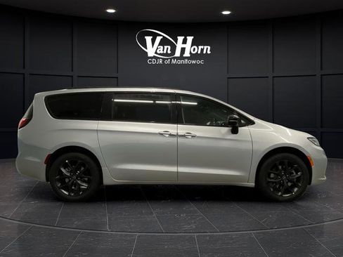 New 2026 Chrysler Pacifica Limited w/ S Appearance Package image 2