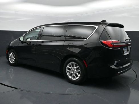 Used 2024 Chrysler Pacifica Touring-L FWD image 6