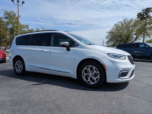Used 2023 Chrysler Pacifica Limited image 3
