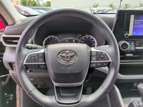 Certified 2025 Toyota Highlander LE FWD image 22