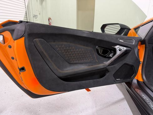 Used 2018 Lamborghini Huracan Performante AWD/4WD image 33