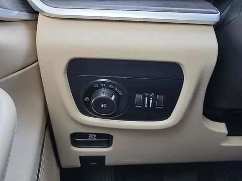 Used 2023 Jeep Grand Cherokee Limited image 14