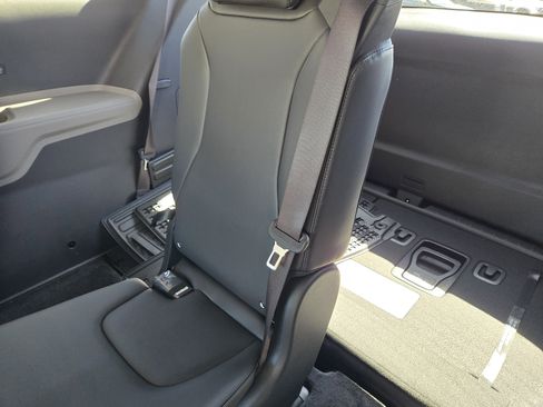 New 2026 Kia Carnival EX FWD image 10