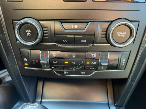 Used 2019 Ford Explorer XLT w/ Equipment Group 202A AWD/4WD image 21