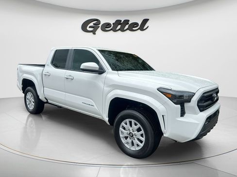 Used 2024 Toyota Tacoma SR5 AWD/4WD image 3