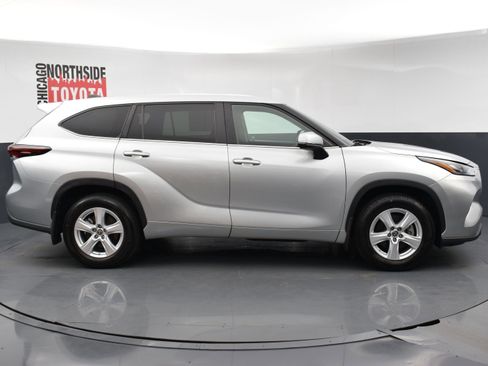 Used 2024 Toyota Highlander LE AWD/4WD image 5