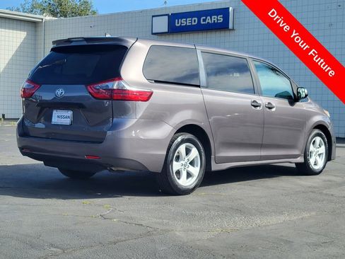 Used 2020 Toyota Sienna L w/ Carpet Mat Package FWD image 2