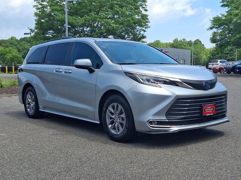 Certified 2021 Toyota Sienna XLE w/ XLE Plus Package FWD image 4