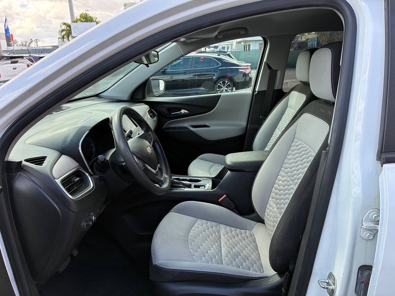 Used 2021 Chevrolet Equinox LS w/ LS Convenience Package AWD/4WD image 2