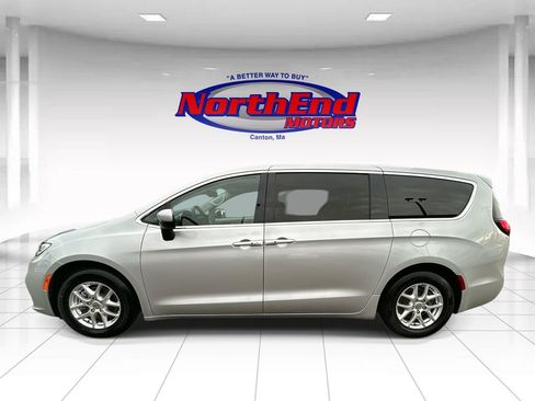 Used 2023 Chrysler Pacifica Touring-L image 6