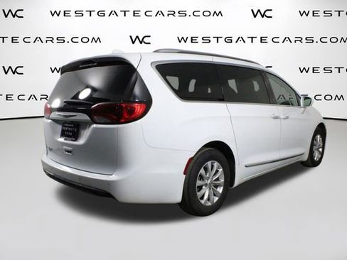 Used 2018 Chrysler Pacifica Touring-L image 5
