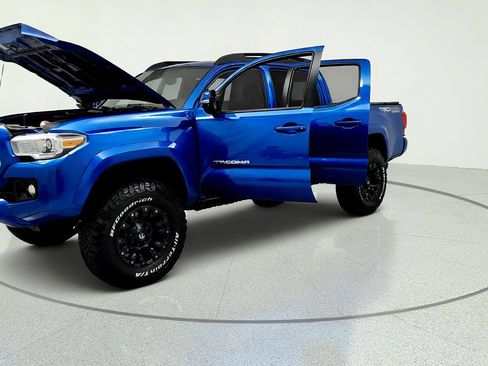 Used 2017 Toyota Tacoma TRD Sport AWD/4WD image 9