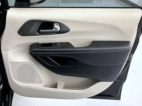 Used 2022 Chrysler Pacifica Touring-L FWD image 16