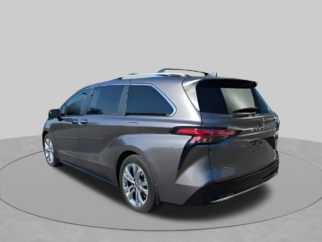 Used 2021 Toyota Sienna Platinum FWD image 3