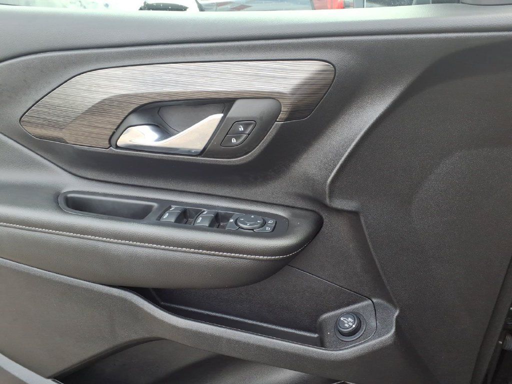 Used 2024 GMC Terrain SLE w/ Driver Convenience Package FWD image 14