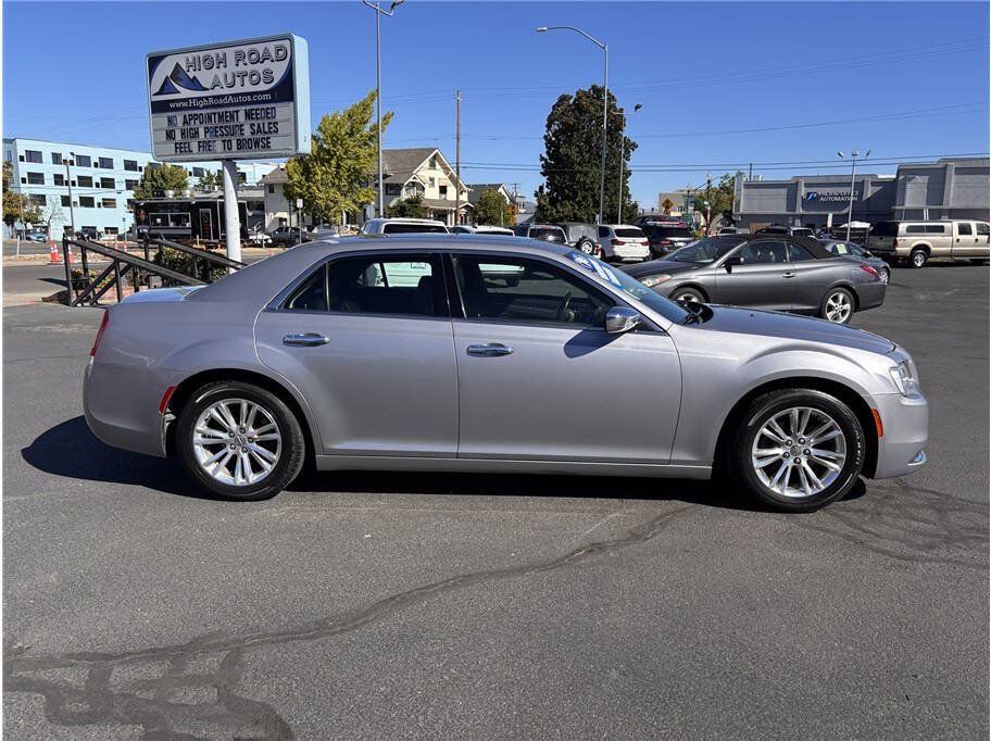 Used 2016 Chrysler 300 C RWD image 6