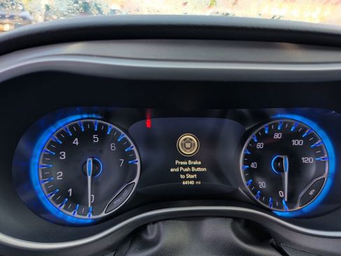 Used 2023 Chrysler Pacifica Touring-L FWD image 2