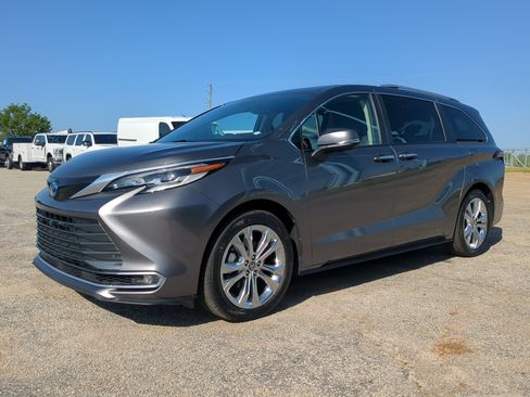Used 2023 Toyota Sienna Platinum FWD image 6