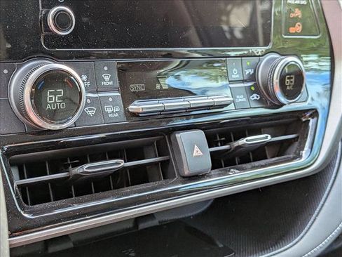 Used 2023 Toyota Highlander XLE image 7