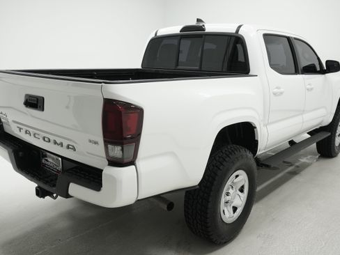 Used 2017 Toyota Tacoma SR w/ Tow Package AWD/4WD image 4