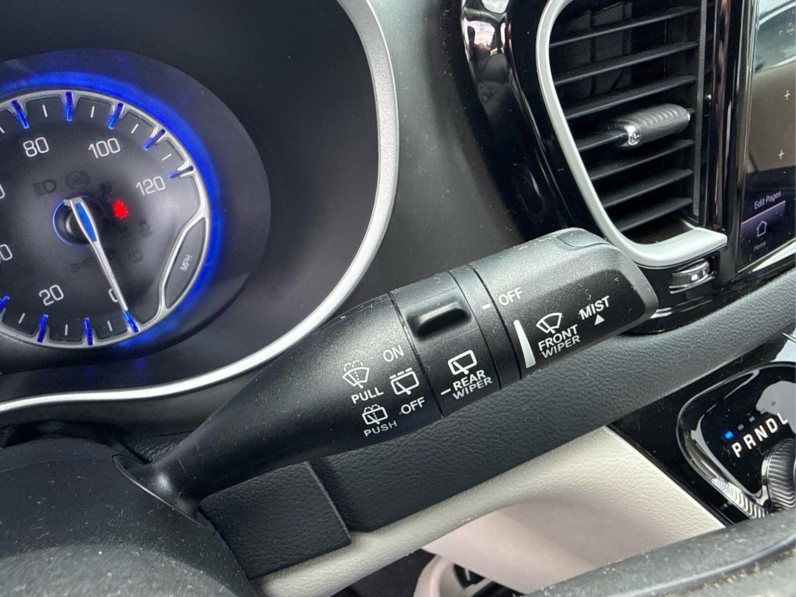 Used 2023 Chrysler Pacifica Touring-L FWD image 28