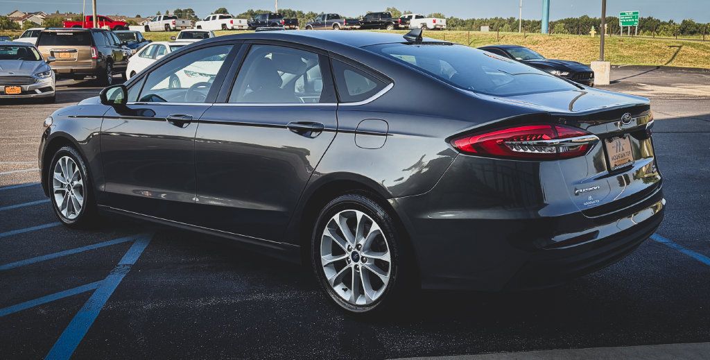Used 2020 Ford Fusion SE FWD image 20