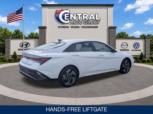 Certified 2025 Hyundai Elantra Limited FWD image 8