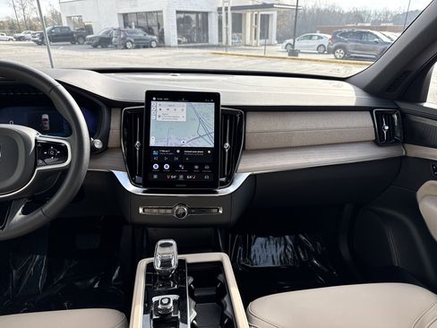 Used 2025 Volvo XC90 B5 Plus image 29