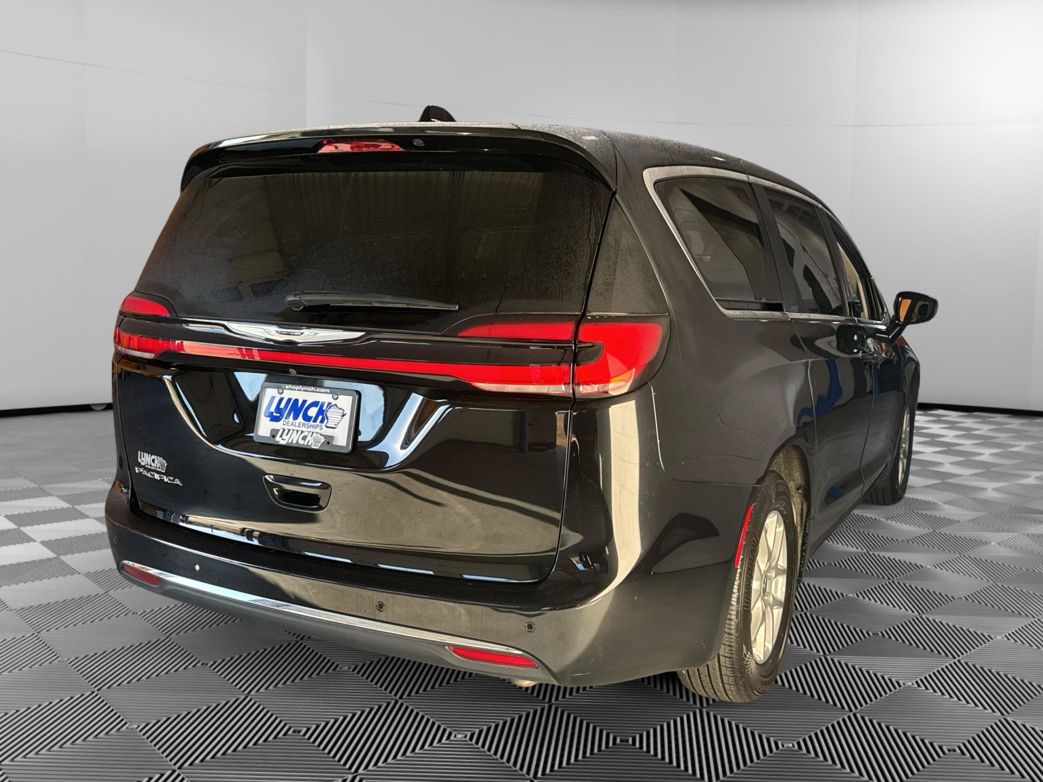 Used 2024 Chrysler Pacifica Touring-L FWD image 5