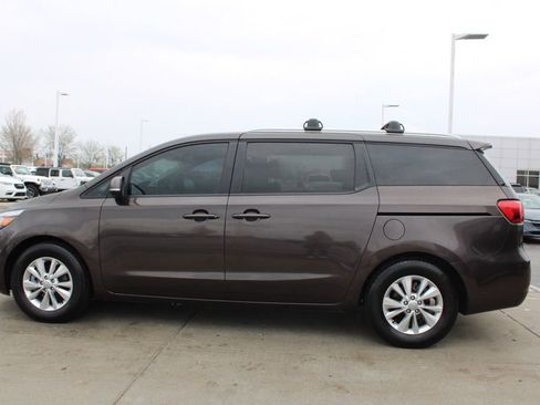 Used 2017 Kia Sedona LX w/ LX Essentials Premium Package image 4