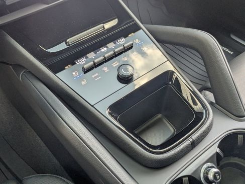 Used 2025 Porsche Cayenne Coupe image 21