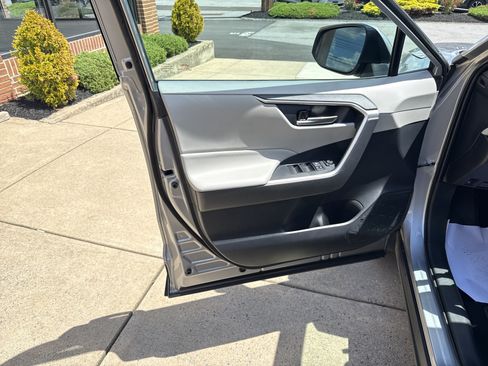 Used 2019 Toyota RAV4 XLE w/ Convenience Package AWD/4WD image 16