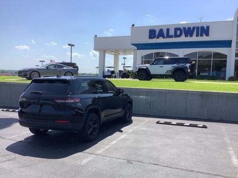 Used 2024 Jeep Grand Cherokee Altitude AWD/4WD image 7
