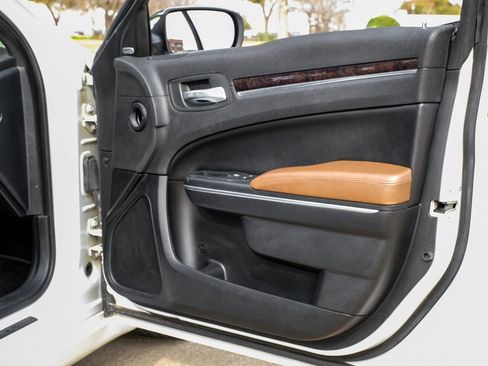 Used 2018 Chrysler 300 Limited image 38