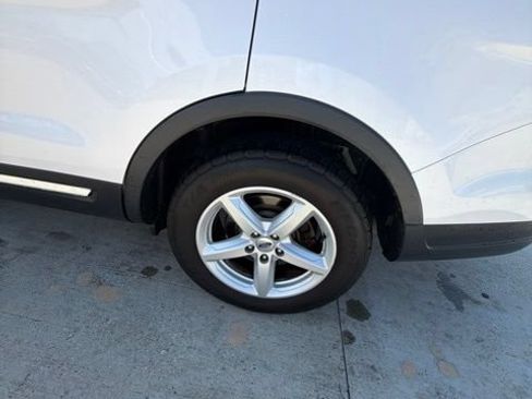 Used 2019 Ford Explorer XLT w/ Equipment Group 201A FWD image 7
